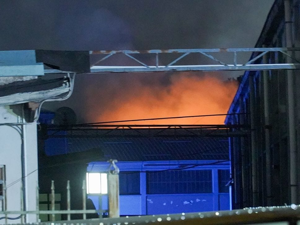 Bruciano i rifiuti nello stabilimento di Grassobbio, per domare il rogo 30 vigili del fuoco  - Foto