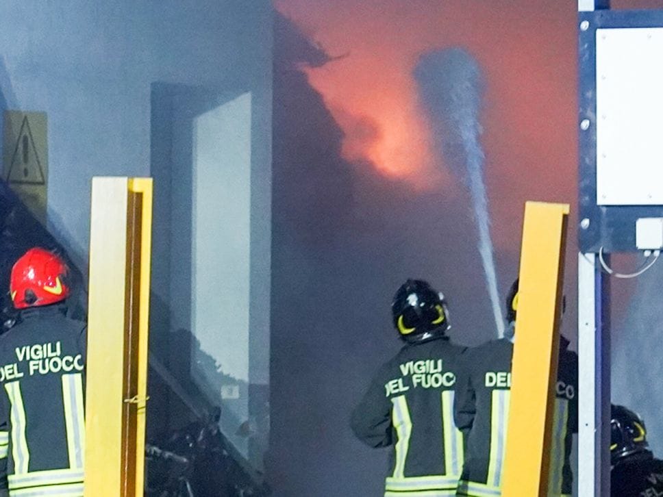 Bruciano i rifiuti nello stabilimento di Grassobbio, per domare il rogo 30 vigili del fuoco  - Foto
