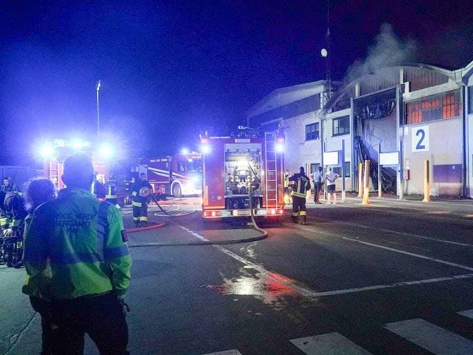 Bruciano i rifiuti nello stabilimento di Grassobbio, per domare il rogo 30 vigili del fuoco  - Foto