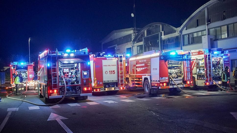 Bruciano i rifiuti nello stabilimento di Grassobbio, per domare il rogo 30 vigili del fuoco  - Foto