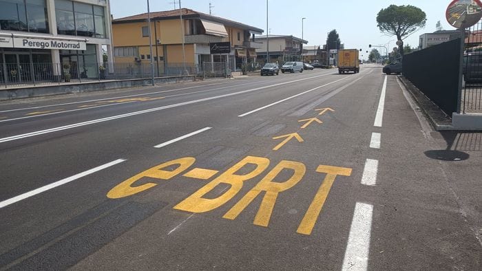 https://storage.ecodibergamo.it/media/photologue/2026/8/13/photos/cache/e-brt-ritocchi-per-le-strisce-e-allarme-cordoli-sono-a-norma_dd7f763e-9691-11f1-9fa8-173cdbb45e1a_1920_1080_v3_large_16_9.jpg