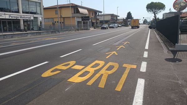 E-Brt, ritocchi per le strisce e allarme cordoli: «Sono a norma»
