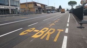 E-Brt, ritocchi per le strisce e allarme cordoli: «Sono a norma»