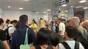 Palermo, volo Ryanair per Bergamo bloccato: passeggeri in aeroporto da oltre 15 ore