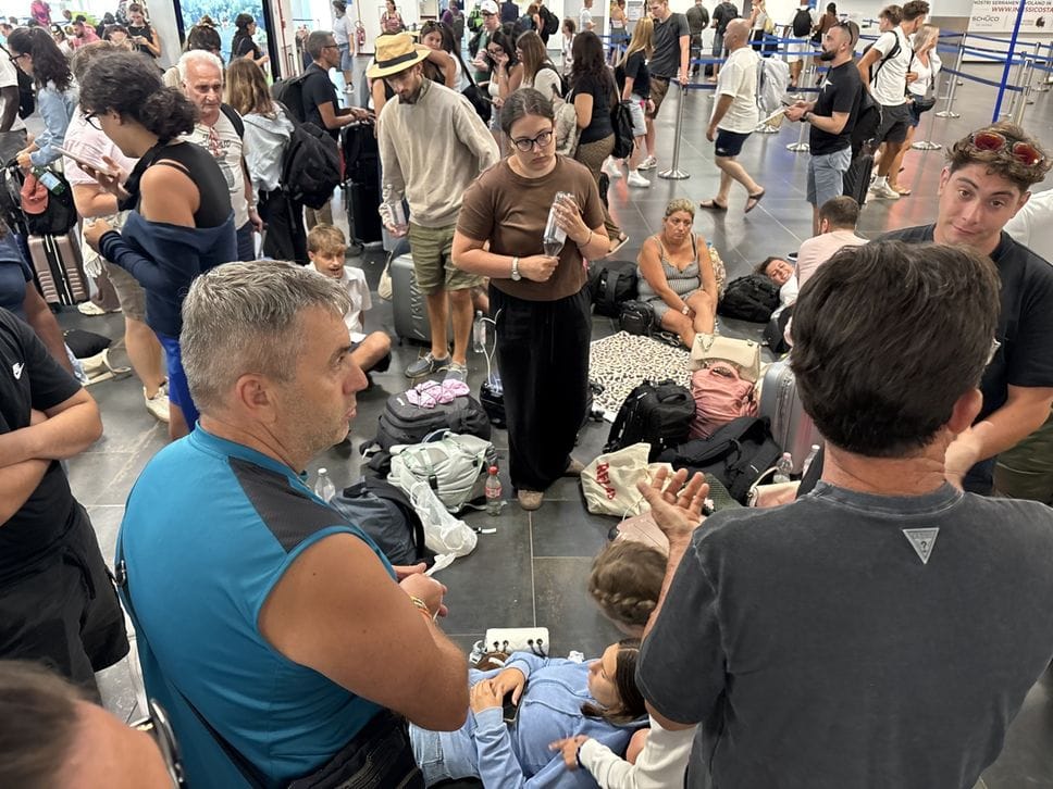 Palermo, volo Ryanair per Bergamo bloccato: passeggeri in aeroporto per oltre 15 ore