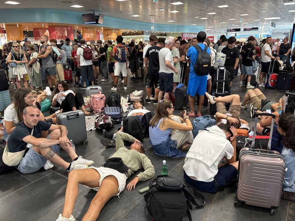 Palermo, volo Ryanair per Bergamo bloccato: passeggeri in aeroporto per oltre 15 ore