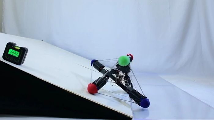 Tribar, il robot che continua a muoversi anche dopo cadute di diversi metri  VIDEO