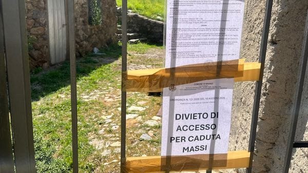 Branzi, caduta di massi: evacuati 17 alloggi - Foto e video