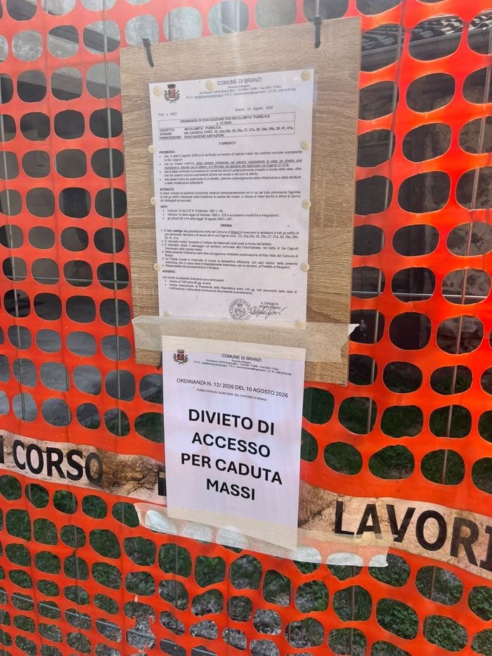 Branzi, caduta di massi: evacuati 17 alloggi - Foto e video