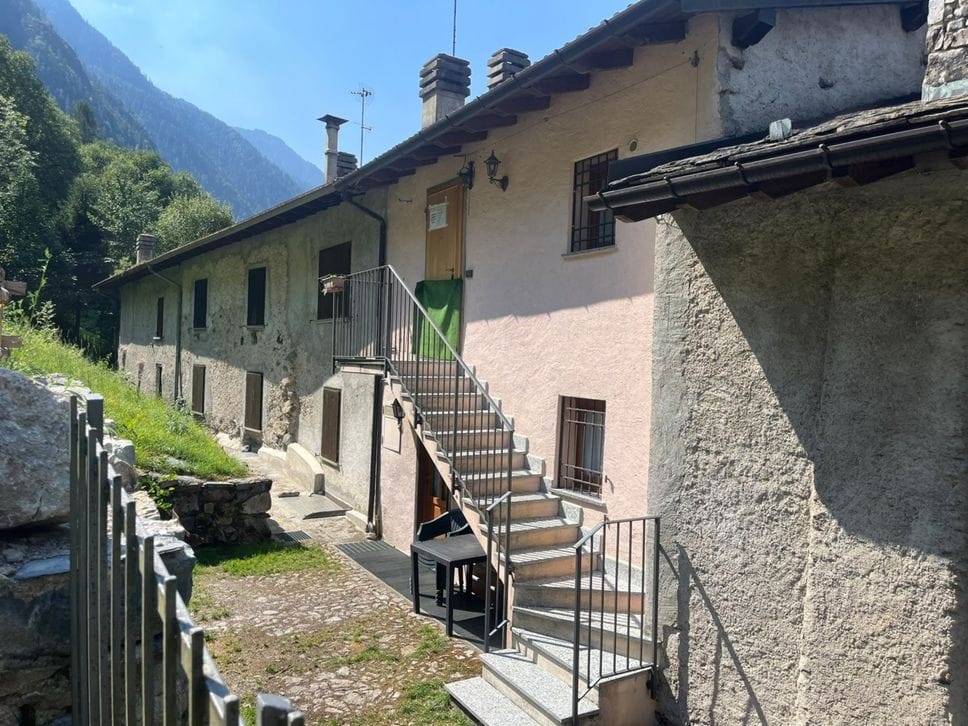 Branzi, caduta di massi: evacuati 17 alloggi - Foto e video