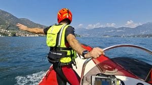 Lenno, si tuffa dalla barca e non riemerge: sospese le ricerche per un 21enne residente in Bergamasca