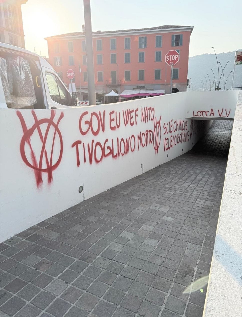 Sarnico, vandalismi in centro: scritte rosse nel sottopasso. Operai del Comune all’opera per ripulire