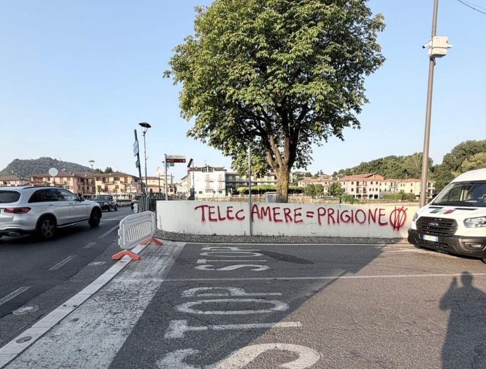 Sarnico, vandalismi in centro: scritte rosse nel sottopasso. Operai del Comune all’opera per ripulire