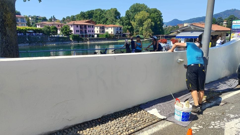 Sarnico, vandalismi in centro: scritte rosse nel sottopasso. Operai del Comune all’opera per ripulire