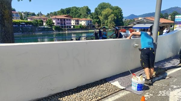 Sarnico, vandalismi in centro: scritte rosse nel sottopasso. Operai del Comune all’opera per ripulire