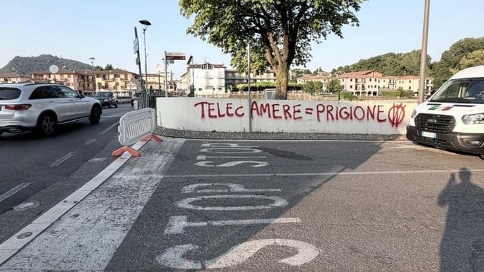 https://storage.ecodibergamo.it/media/photologue/2026/8/14/photos/cache/sarnico-vandalismi-in-centro-scritte-rosse-nel-sottopasso_de1a4ef8-97b7-11f1-9fa8-173cdbb45e1a_1920_1080_v3_large_16_9.jpg
