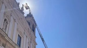Assunta, l’omaggio di Romano: fiori a 30 metri con l’autoscala dei vigili del fuoco
