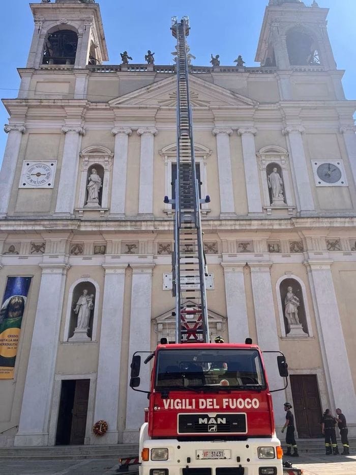 Assunta, l’omaggio di Romano: fiori a 30 metri con l’autoscala dei vigili del fuoco