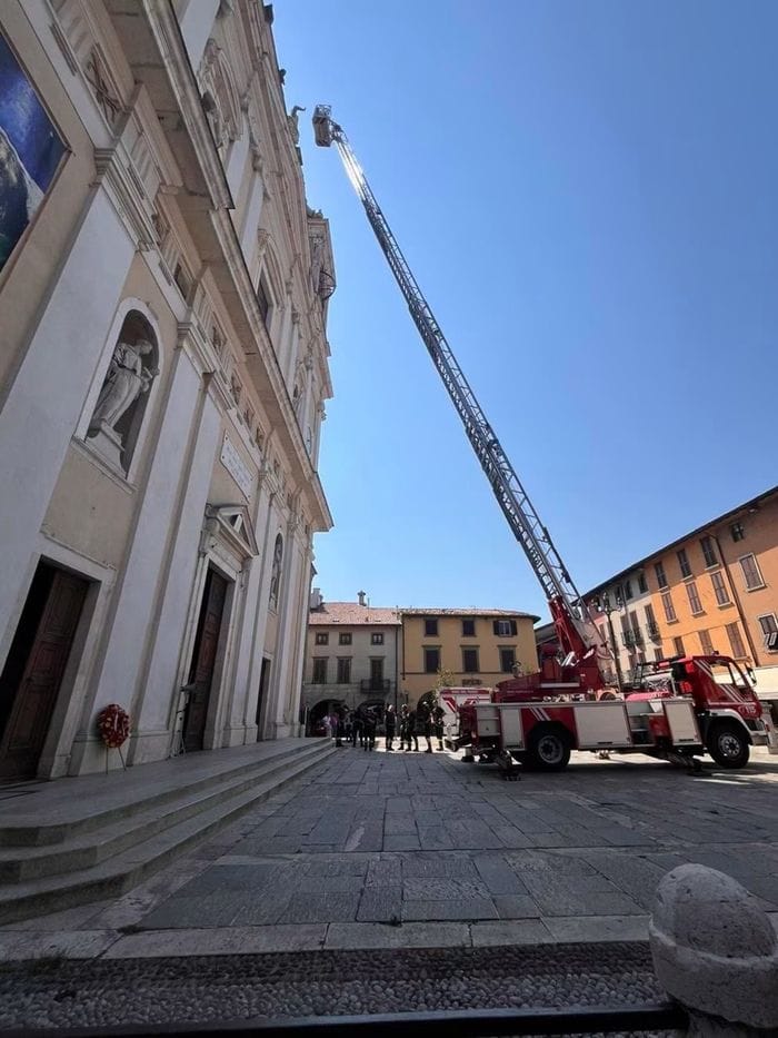Assunta, l’omaggio di Romano: fiori a 30 metri con l’autoscala dei vigili del fuoco