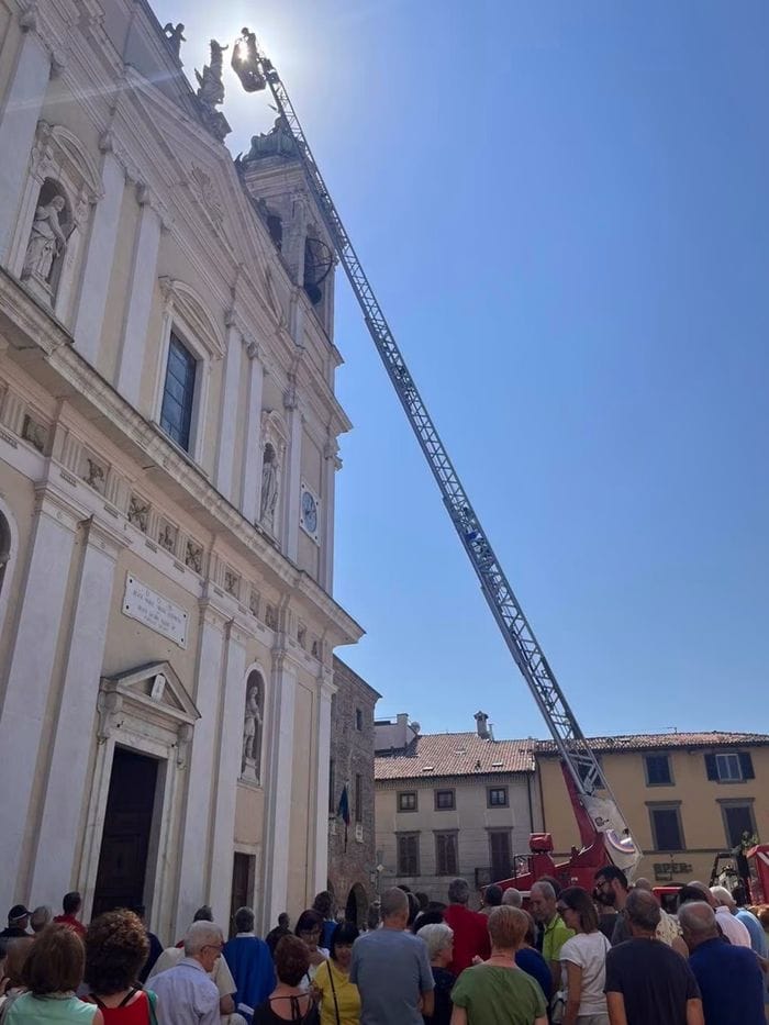 Assunta, l’omaggio di Romano: fiori a 30 metri con l’autoscala dei vigili del fuoco