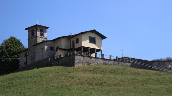 Falda a secco, il santuario di San Gottardo a Cirano di Gandino chiude causa crepe