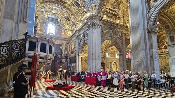 «Guardate la vita e la storia con gli occhi delle vittime delle distorsioni dell’umanità»