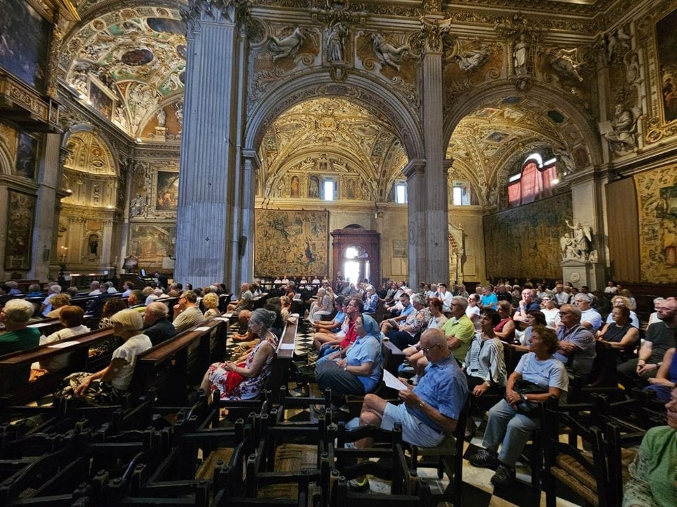 «Guardate la vita e la storia con gli occhi delle vittime delle distorsioni dell’umanità»