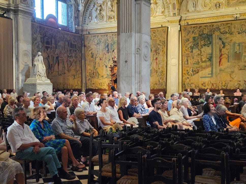 «Guardate la vita e la storia con gli occhi delle vittime delle distorsioni dell’umanità»