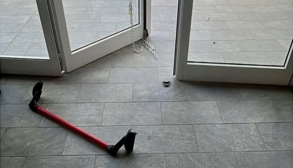 Sei incursioni in un mese all’estivo di Torre Boldone: «Ogni volta danni da riparare»