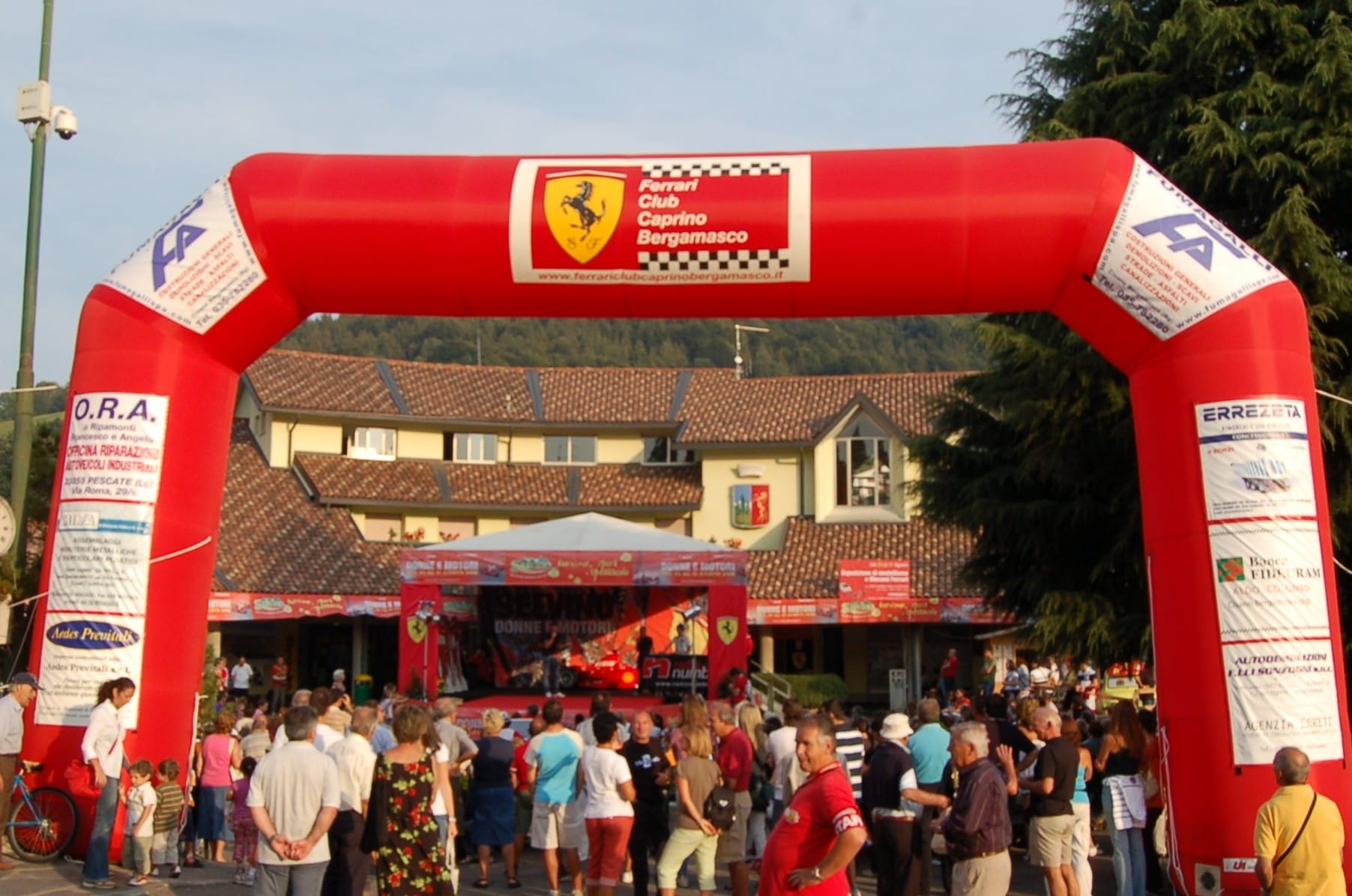 Un mese di motori con Carlo Vanzini, le Ferrari e i raduni di auto e moto