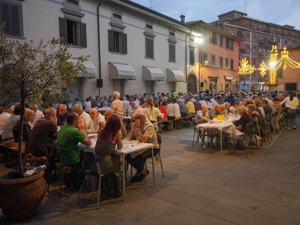 Borgo Santa Caterina, in 400 alla cena sul sagrato. Lunedì sera lo spettacolo pirotecnico - Foto e video