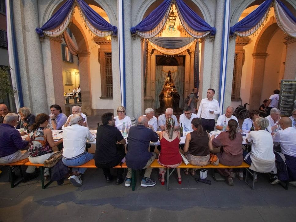 Borgo Santa Caterina, in 400 alla cena sul sagrato. Lunedì sera lo spettacolo pirotecnico - Foto e video