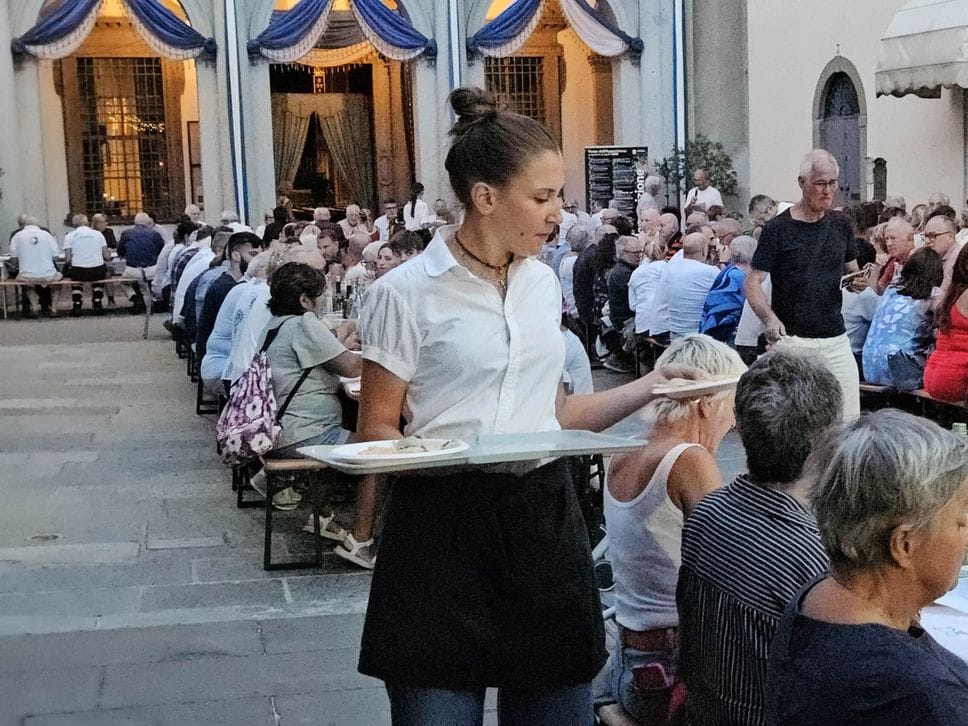 Borgo Santa Caterina, in 400 alla cena sul sagrato. Lunedì sera lo spettacolo pirotecnico - Foto e video
