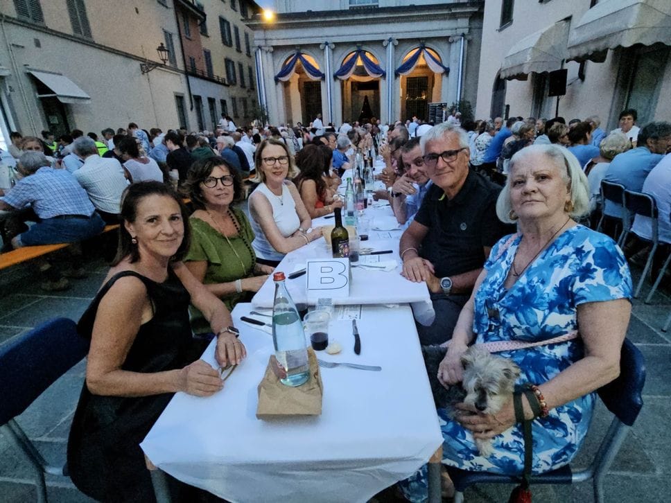 Borgo Santa Caterina, in 400 alla cena sul sagrato. Lunedì sera lo spettacolo pirotecnico - Foto e video