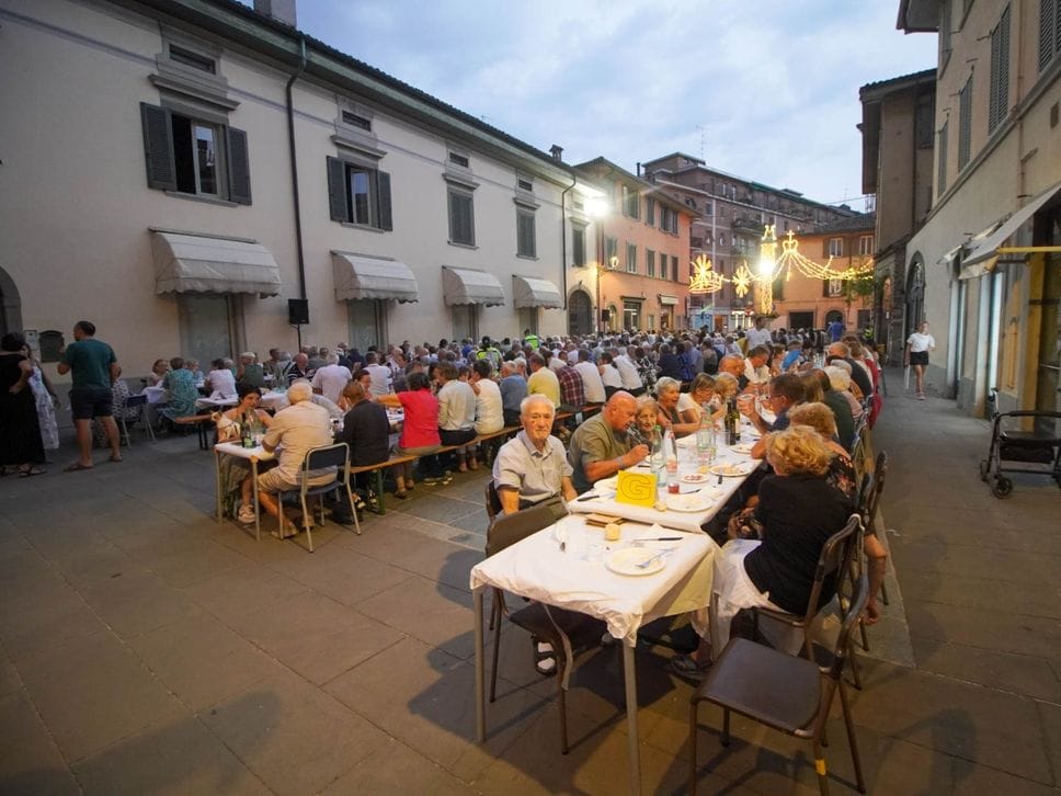 Borgo Santa Caterina, in 400 alla cena sul sagrato. Lunedì sera lo spettacolo pirotecnico - Foto e video