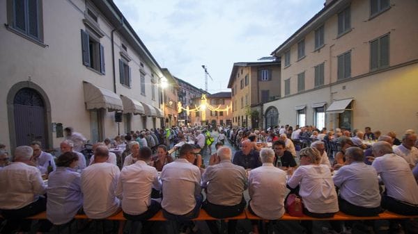 Borgo Santa Caterina, in 400 alla cena sul sagrato. Lunedì sera lo spettacolo pirotecnico - Foto e video