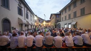 Borgo Santa Caterina, in 400 alla cena sul sagrato. Lunedì sera lo spettacolo pirotecnico - Foto e video