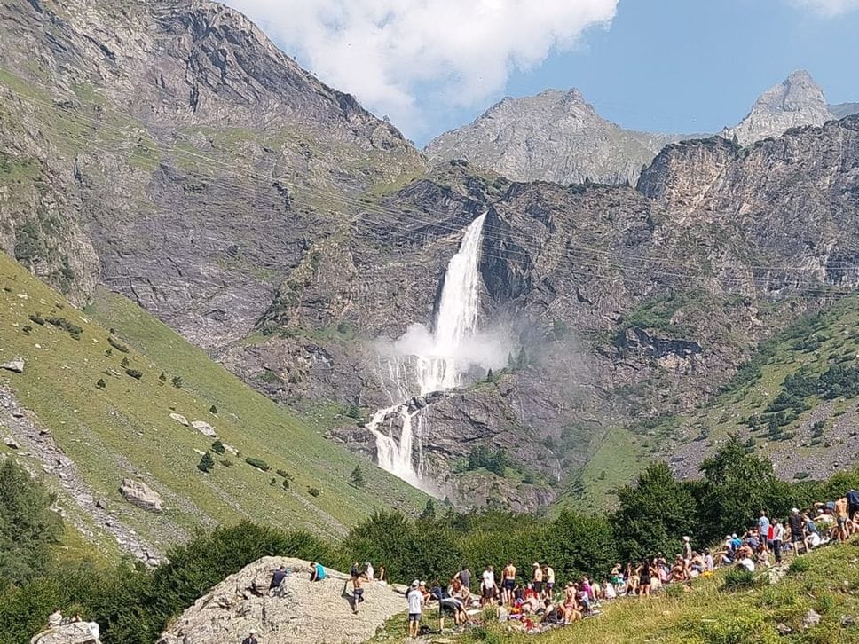 In tremila a Valbondione per lo spettacolo delle cascate del Serio - Foto e video