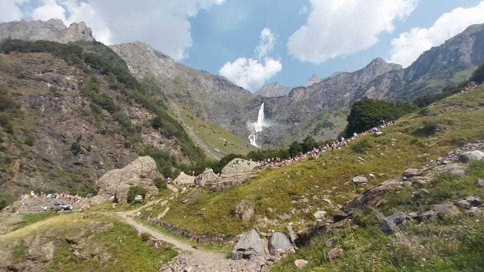 In tremila a Valbondione per lo spettacolo delle cascate del Serio - Foto e video