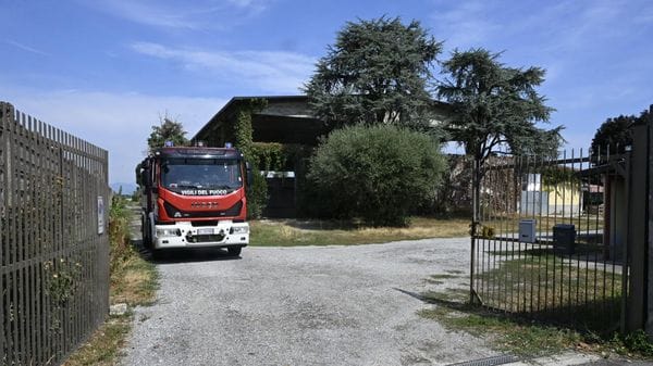 Martinengo, mentre scarica la gru si stacca un pezzo: colpito un operaio, è grave