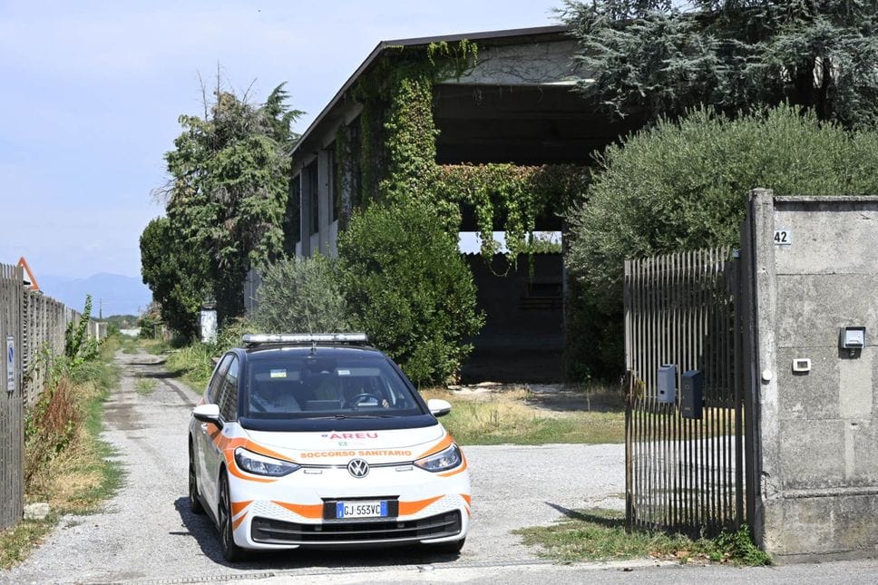 Martinengo, mentre scarica la gru si stacca un pezzo: colpito un operaio, è grave