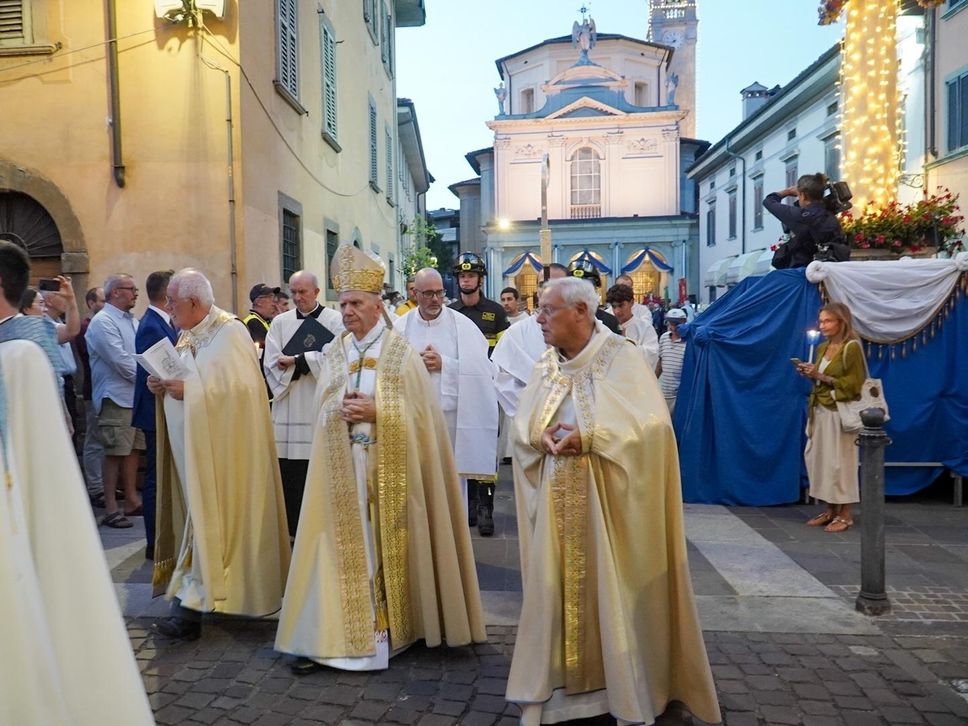 Apparizione, la Messa con il Vescovo Beschi da Santa Caterina: «La pace sia con tutti voi»