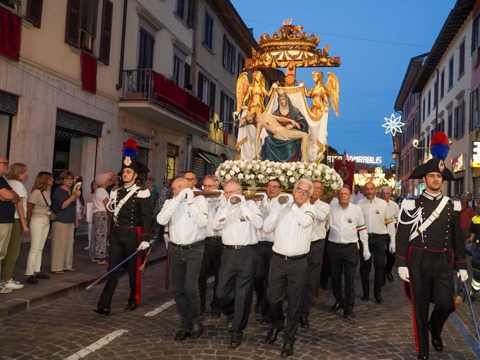 Apparizione, la Messa con il Vescovo Beschi da Santa Caterina: «La pace sia con tutti voi»