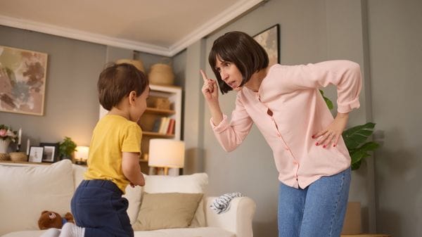 Sberle ai bambini o educazione gentile? Esiste una terza via: la normalità