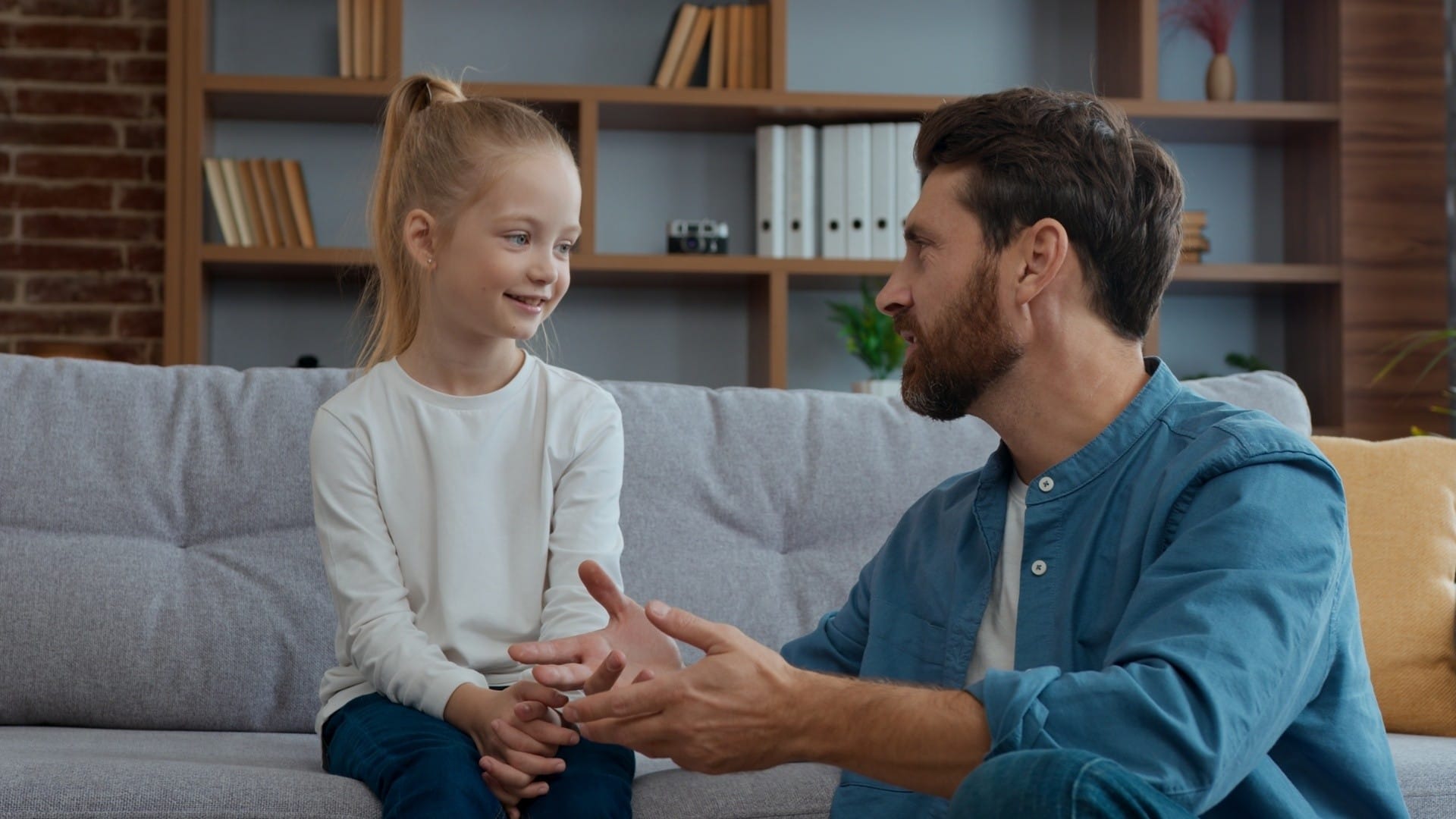 Sberle ai bambini o educazione gentile? Esiste una terza via: la normalità