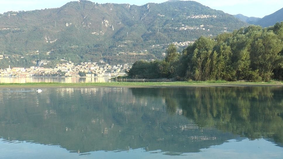 Siccità, nel Sebino spunta una penisola di sabbia. «Mai vista prima»