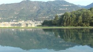 Siccità, nel Sebino spunta una penisola di sabbia. «Mai vista prima»