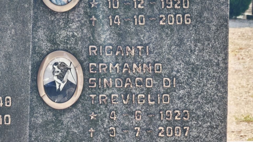 Vandali sulla tomba dell’ex sindaco Riganti a Treviglio: distrutta la fotografia