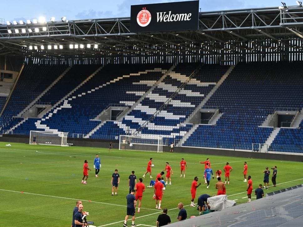 Hapoel Tel Aviv: «Proteste? Il calcio unisce le persone». Il centrocampista Altman: «Giochiamo, il resto non ci riguarda» - Le foto allo stadio