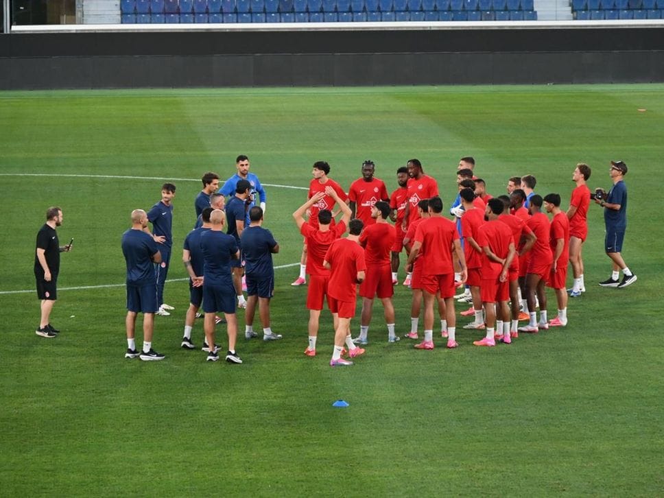 Hapoel Tel Aviv: «Proteste? Il calcio unisce le persone». Il centrocampista Altman: «Giochiamo, il resto non ci riguarda» - Le foto allo stadio